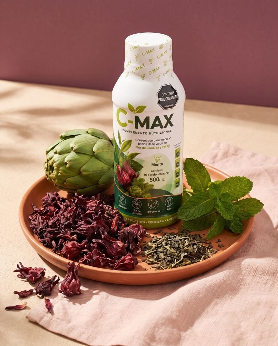 Flor de Jamaica, alcachofa y té verde junto a un frasco de C-MAX